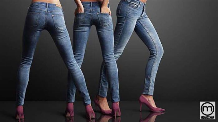 Với quần jean vừa vặn từ thắt lưng đến đáy quần, đôi chân của bạn sẽ trông dài hơn rất nhiều. Đây là chiếc quần phổ biến nhất hiện nay, được nhiều phụ nữ ưa chuộng.