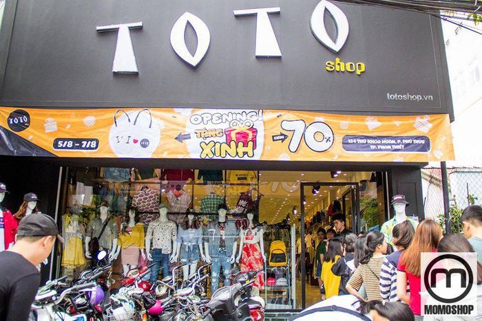 Là một thương hiệu quần áo nổi tiếng với phong cách thời trang đơn giản nhưng ấn tượng, Toto Shop không chỉ cập nhật xu hướng trang phục cho cả nam và nữ.