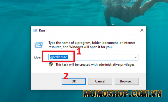 Bạn mở cửa sổ Run (Windows + R) => sau đó nhập lệnh gpedit.msc và nhấn Enter hoặc OK.