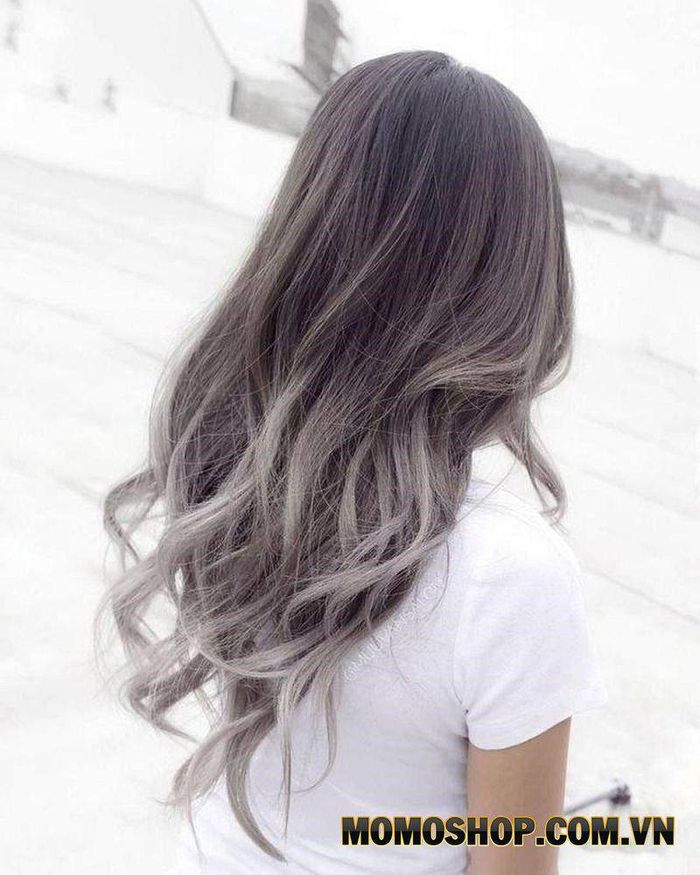 Tóc layer nữ màu xám khói là một sự lựa chọn tuyệt vời cho những cô nàng cá tính và hiện đại. Hãy nhấp vào bức ảnh và khám phá cách kết hợp để tạo nên một kiểu tóc đẹp độc đáo.