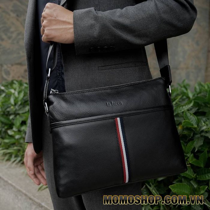 Túi đeo chéo nam được sử dụng phổ biến bởi thiết kế vô cùng nhỏ gọn, tiện lợi khi mang đi bất cứ đâu.